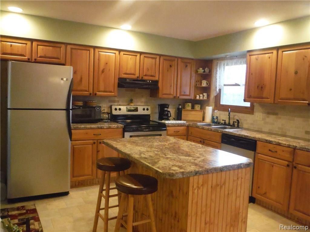 5137 East Allen Road Howell, MI 48855 - Photo 3 of 30 Kitchen new counters,appliances stay