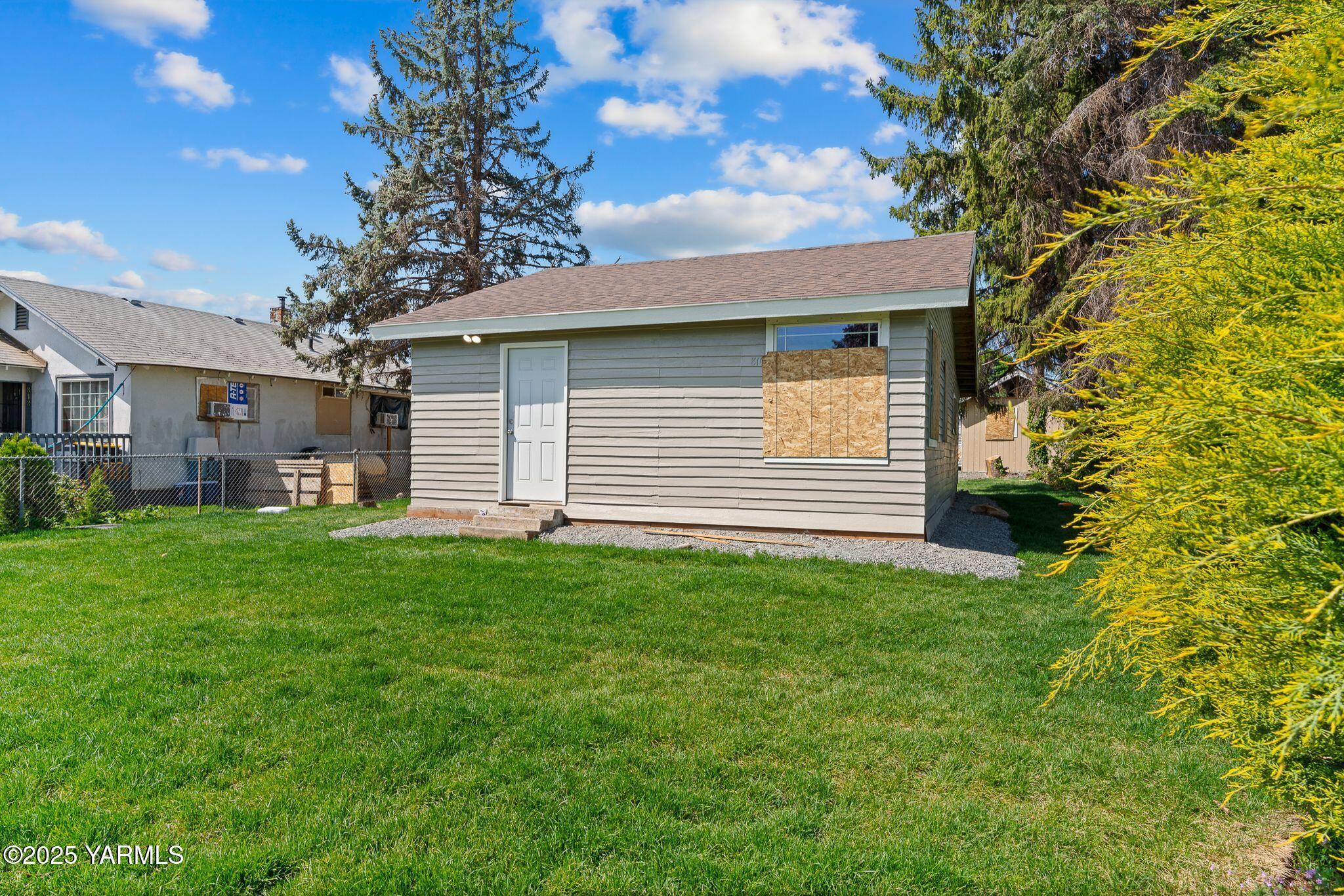 810 North 6th Avenue Yakima, WA 98902 - Photo 1 of 10 a front view of a house with a garden