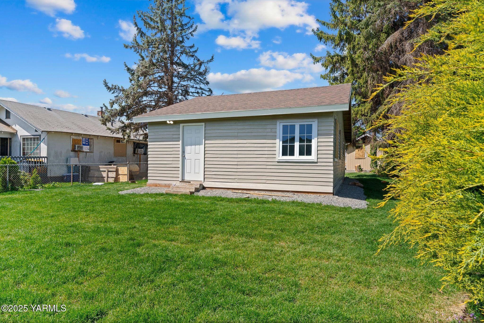 810 North 6th Avenue Yakima, WA 98902 - Photo 2 of 10 a front view of a house with a garden