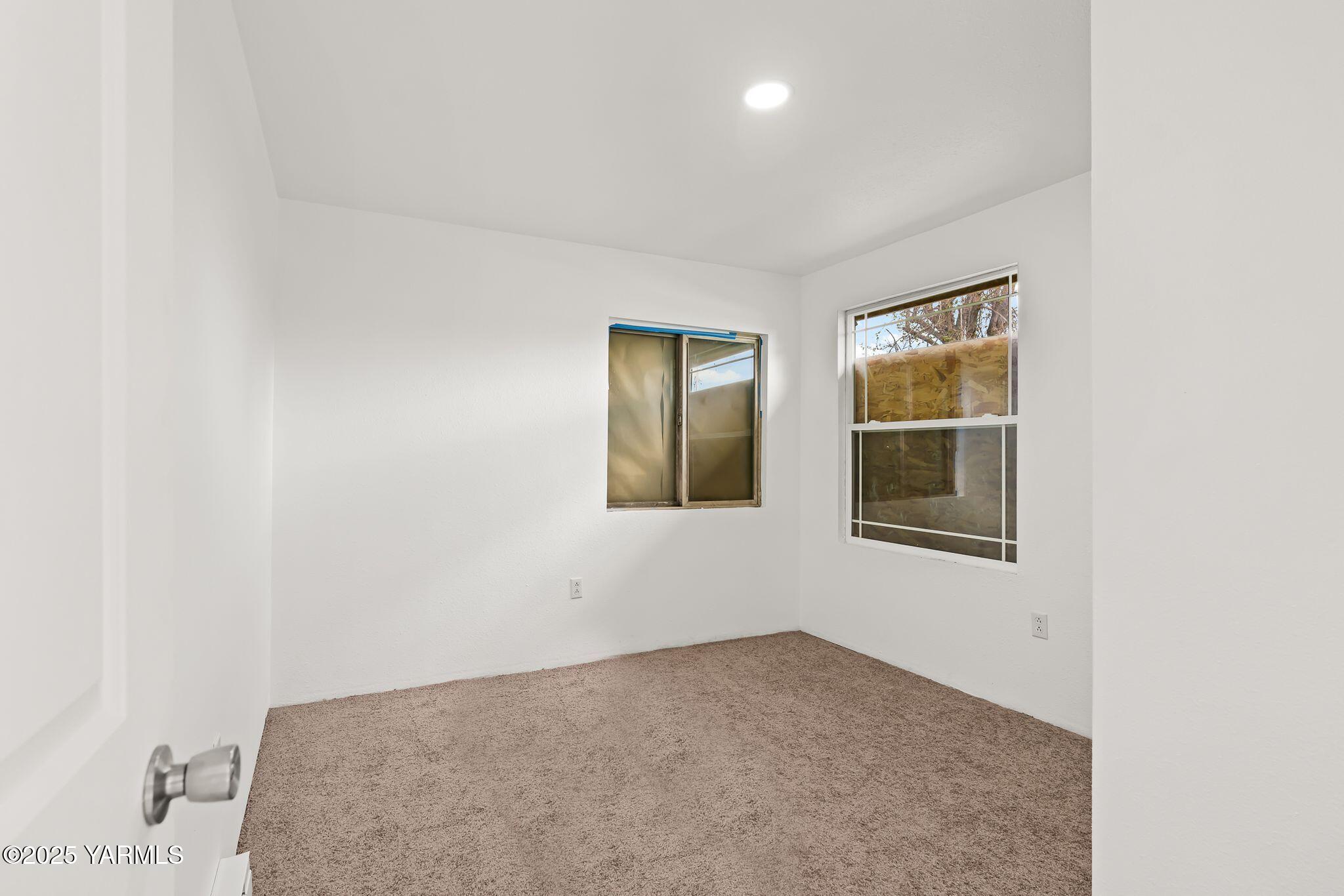 810 North 6th Avenue Yakima, WA 98902 - Photo 7 of 10 a view of an empty room and window