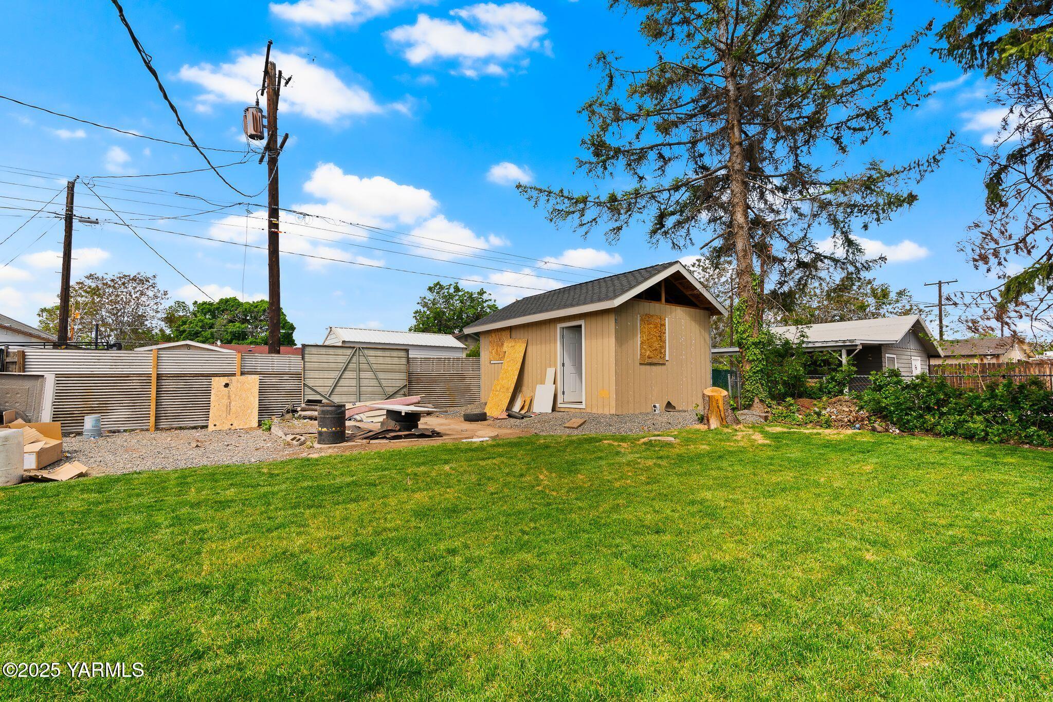 810 North 6th Avenue Yakima, WA 98902 - Photo 10 of 10 a house view with a sitting space and garden