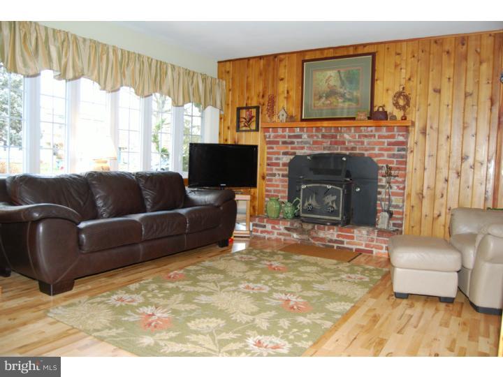 2835 Neptune Road Philadelphia, PA 19154 - Photo 2 of 18 Living Room