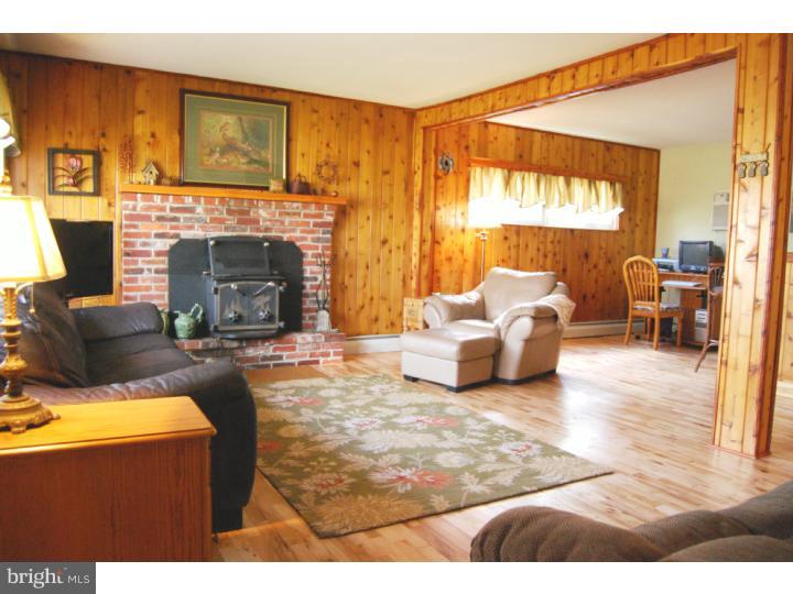 2835 Neptune Road Philadelphia, PA 19154 - Photo 3 of 18 Living Room