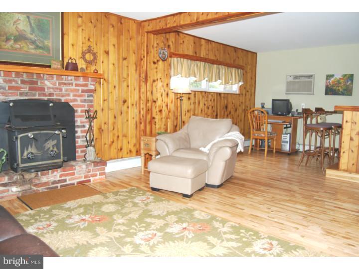 2835 Neptune Road Philadelphia, PA 19154 - Photo 4 of 18 Living Room