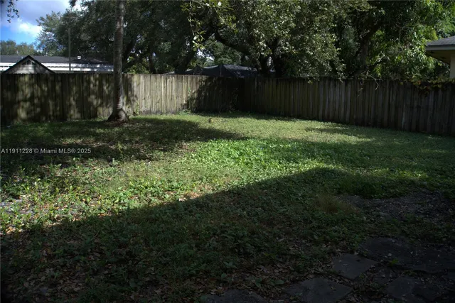 a view of a backyard