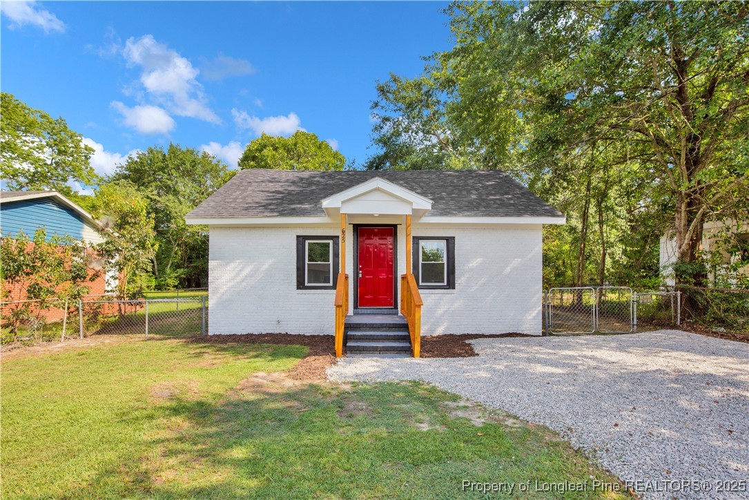 a front view of house with yard and garage