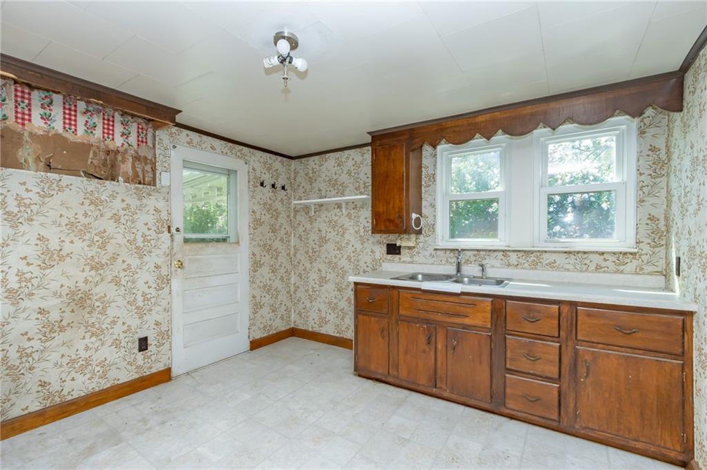3675 Lutheran Church Road Apollo, PA 15613 - Photo 8 of 20 a bathroom with a double vanity sink a large mirror and a bathtub
