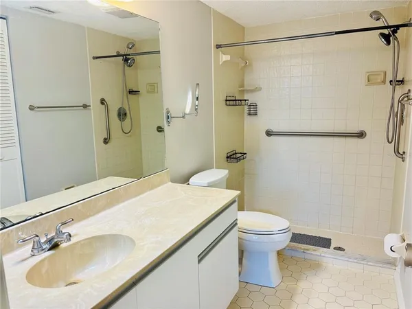 $1,800 | 6211 Timberlake Drive, Unit B9, Sarasota, FL 34243