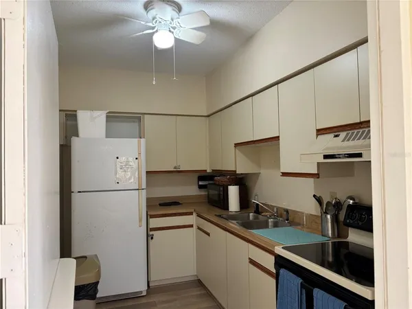 $1,800 | 6211 Timberlake Drive, Unit B9, Sarasota, FL 34243