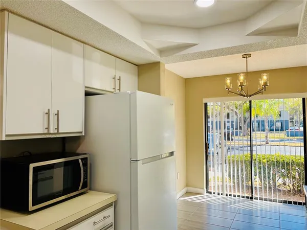 $1,800 | 6211 Timberlake Drive, Unit B9, Sarasota, FL 34243