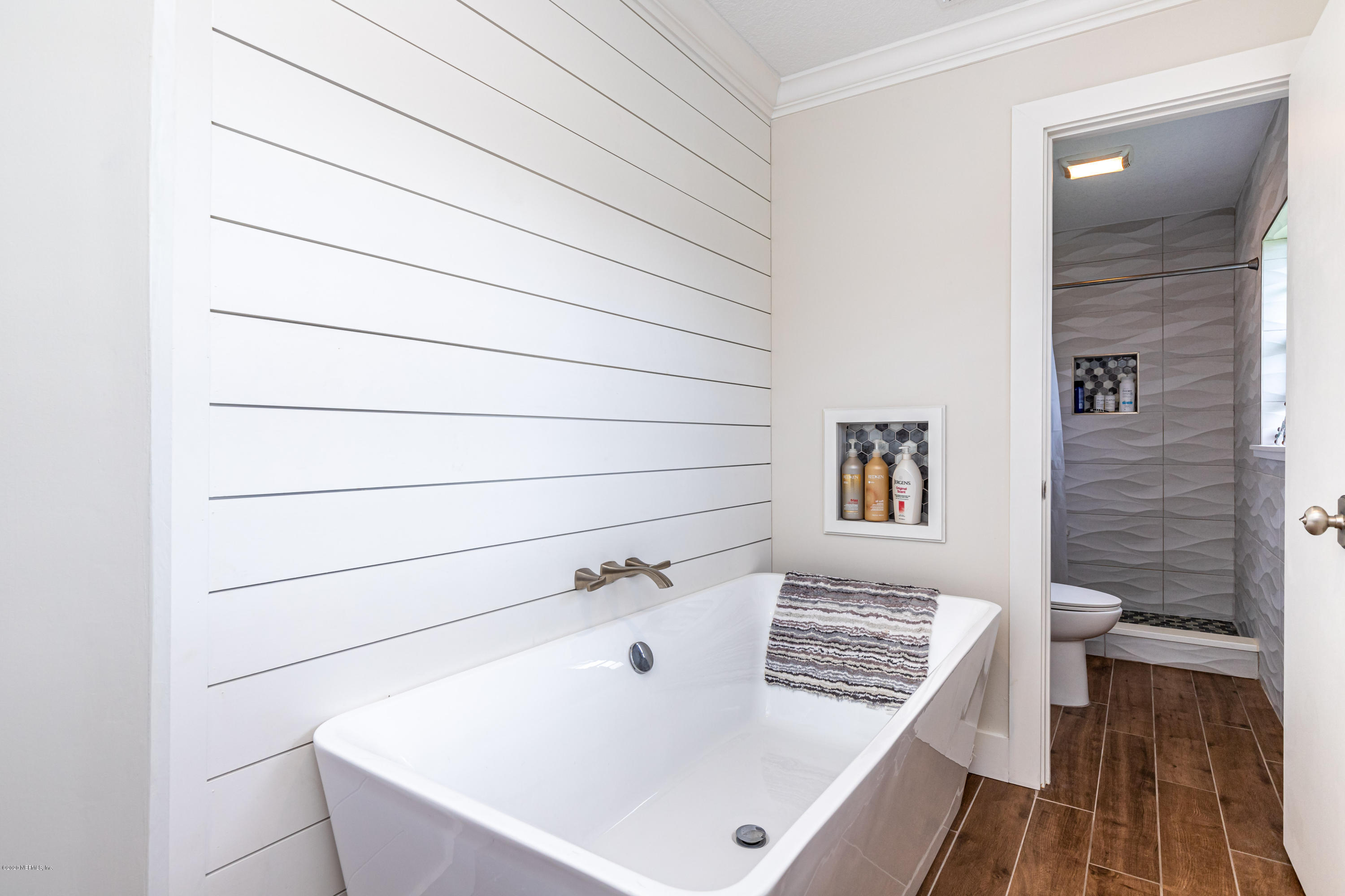 20 Amberjack Road Ponte Vedra Beach, FL 32082 - Photo 24 of 37 a bathroom with a bathtub and a toilet