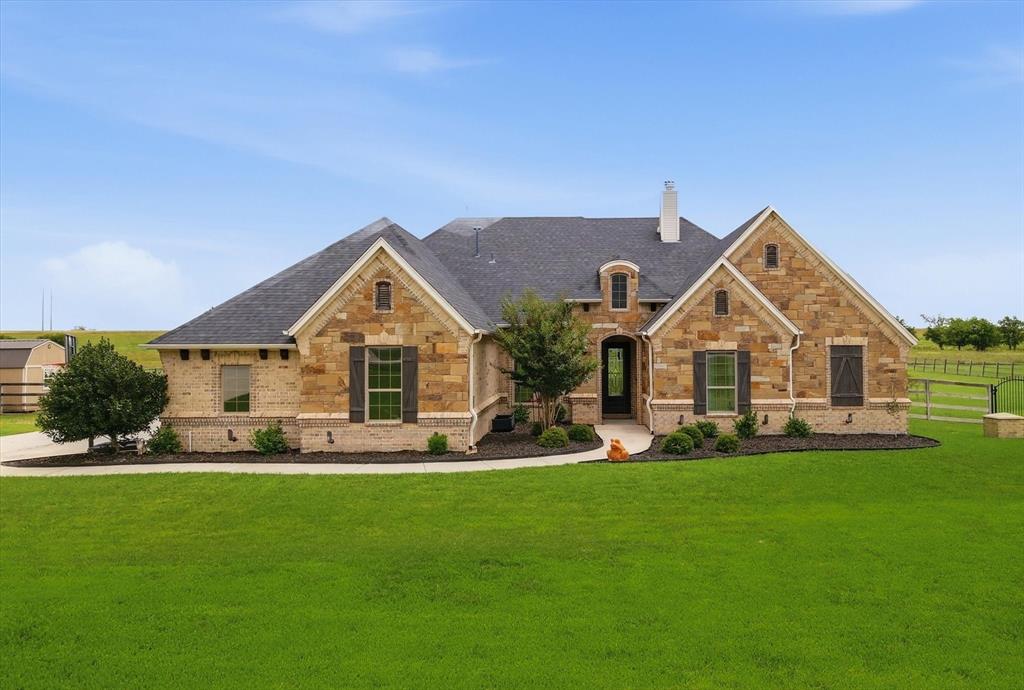 160 Vista Ridge North Decatur, TX 76234 - Photo 4 of 40 a front view of house with yard and green space