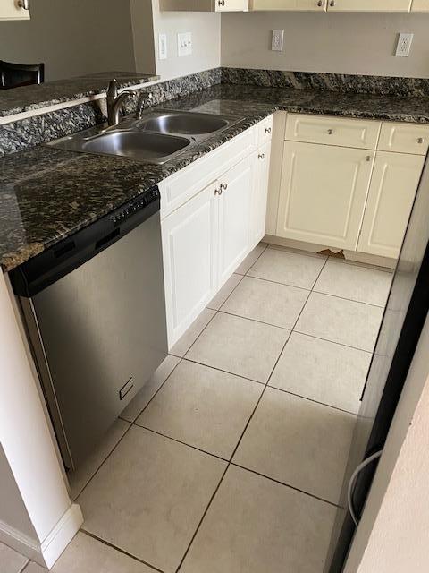6028 Indrio Road, Unit M4 Fort Pierce, FL 34951 - Photo 6 of 10 6028 Kitchen