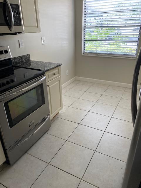 6028 Indrio Road, Unit M4 Fort Pierce, FL 34951 - Photo 7 of 10 6028 Kitchen stove