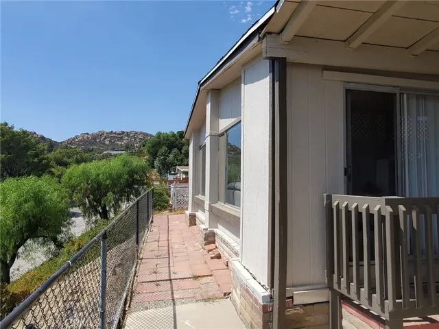 a view of a house with backyard