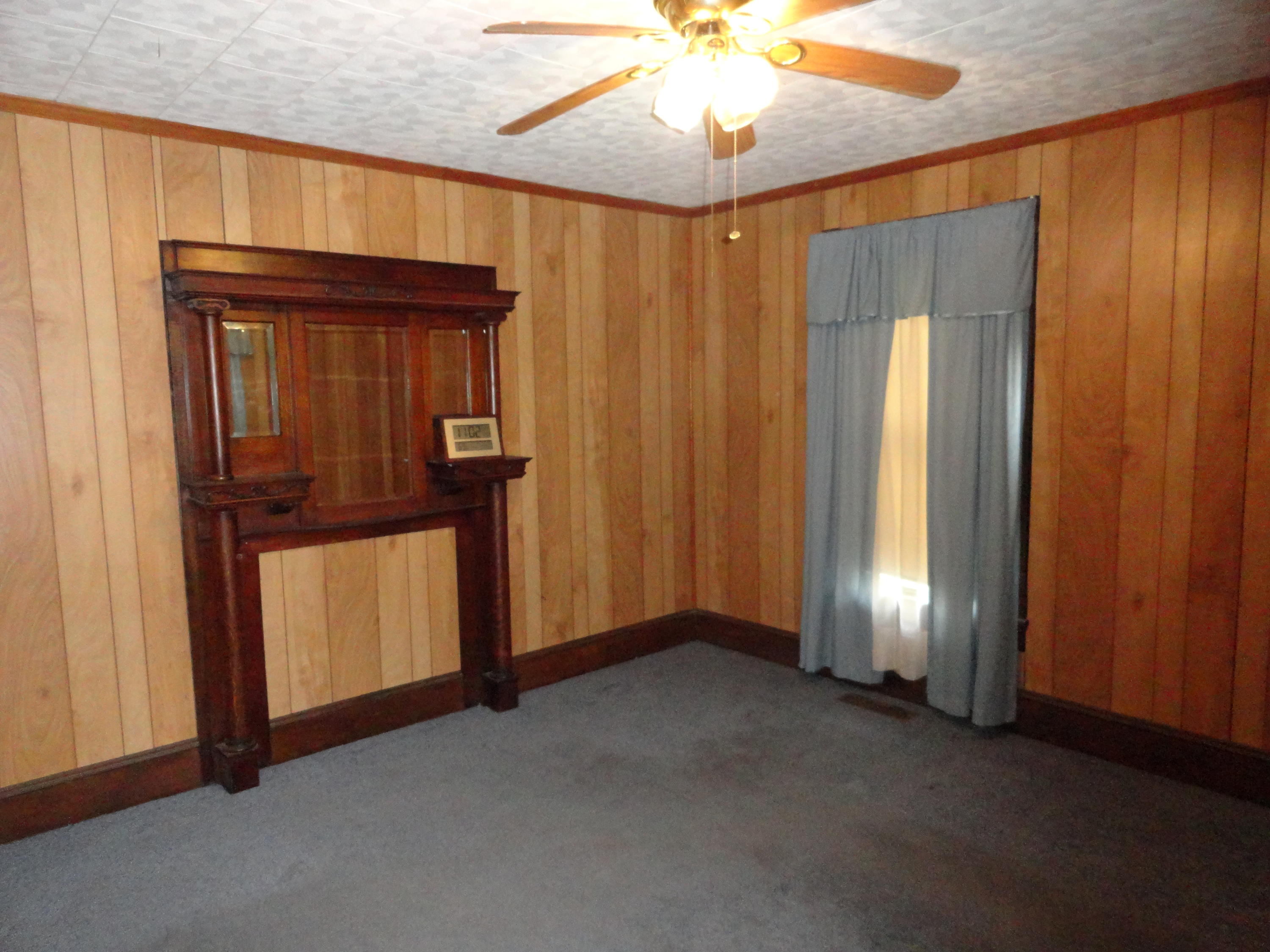 244 Roxbury Street Clifton Forge, VA 24422 - Photo 4 of 15 Living Room