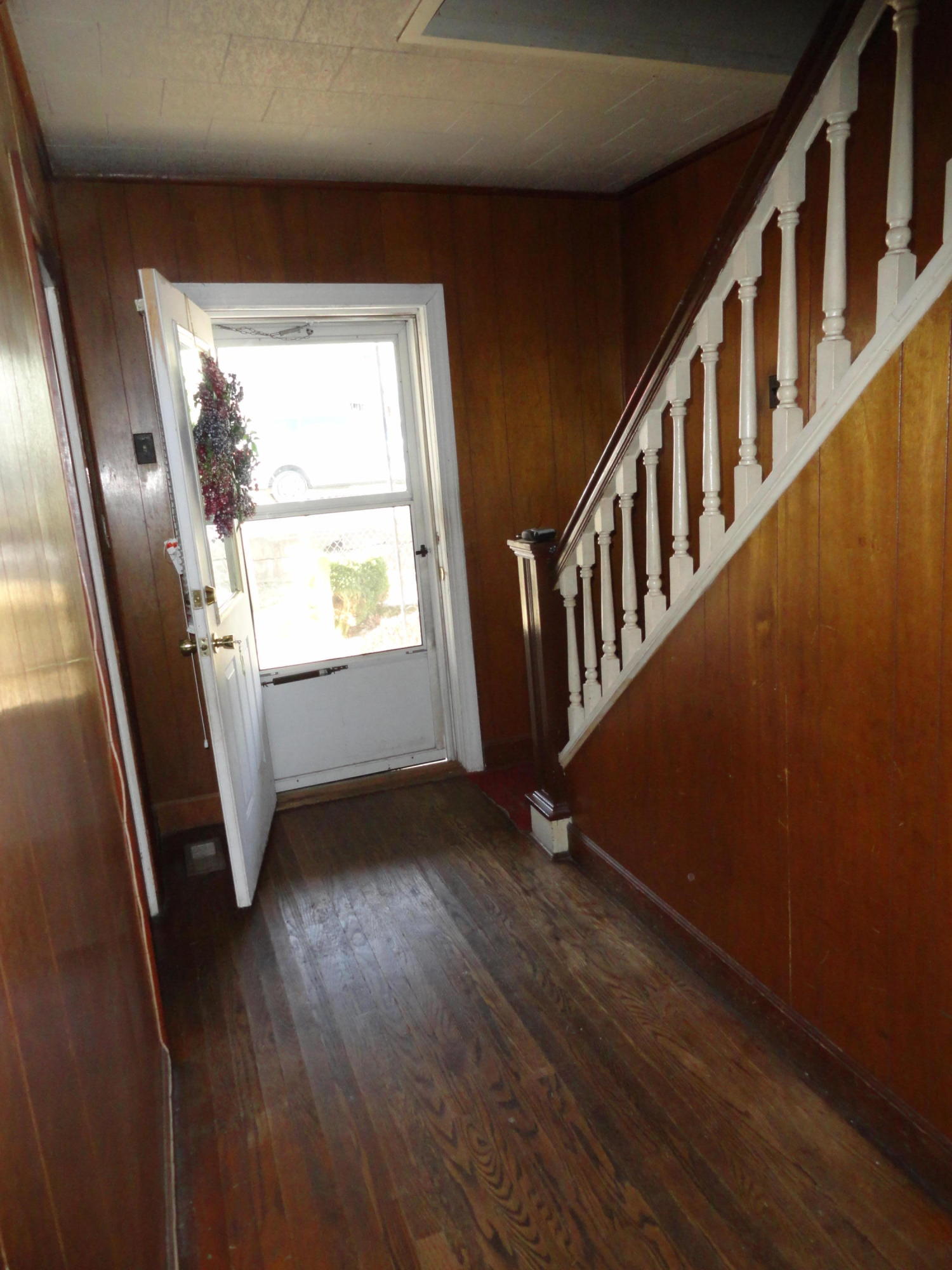 244 Roxbury Street Clifton Forge, VA 24422 - Photo 10 of 15 Entry
