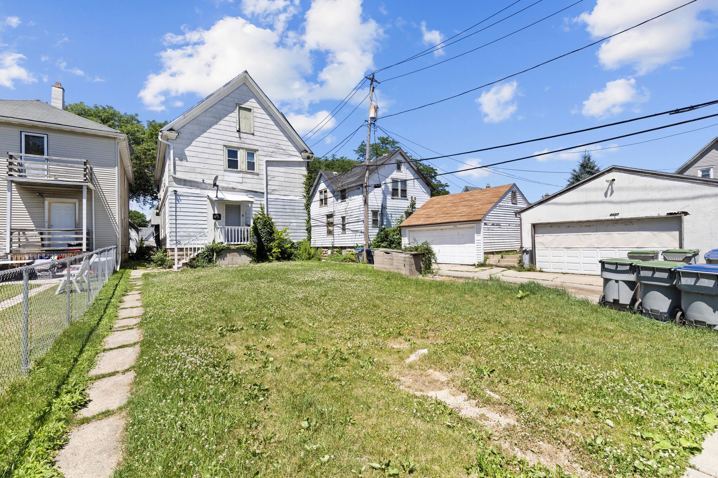 2122 South 26th Street, Unit 2122A Milwaukee, WI 53215 - Photo 21 of 26 Large back yard