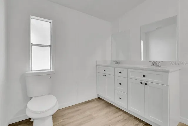 a view of a house with backyard and trees