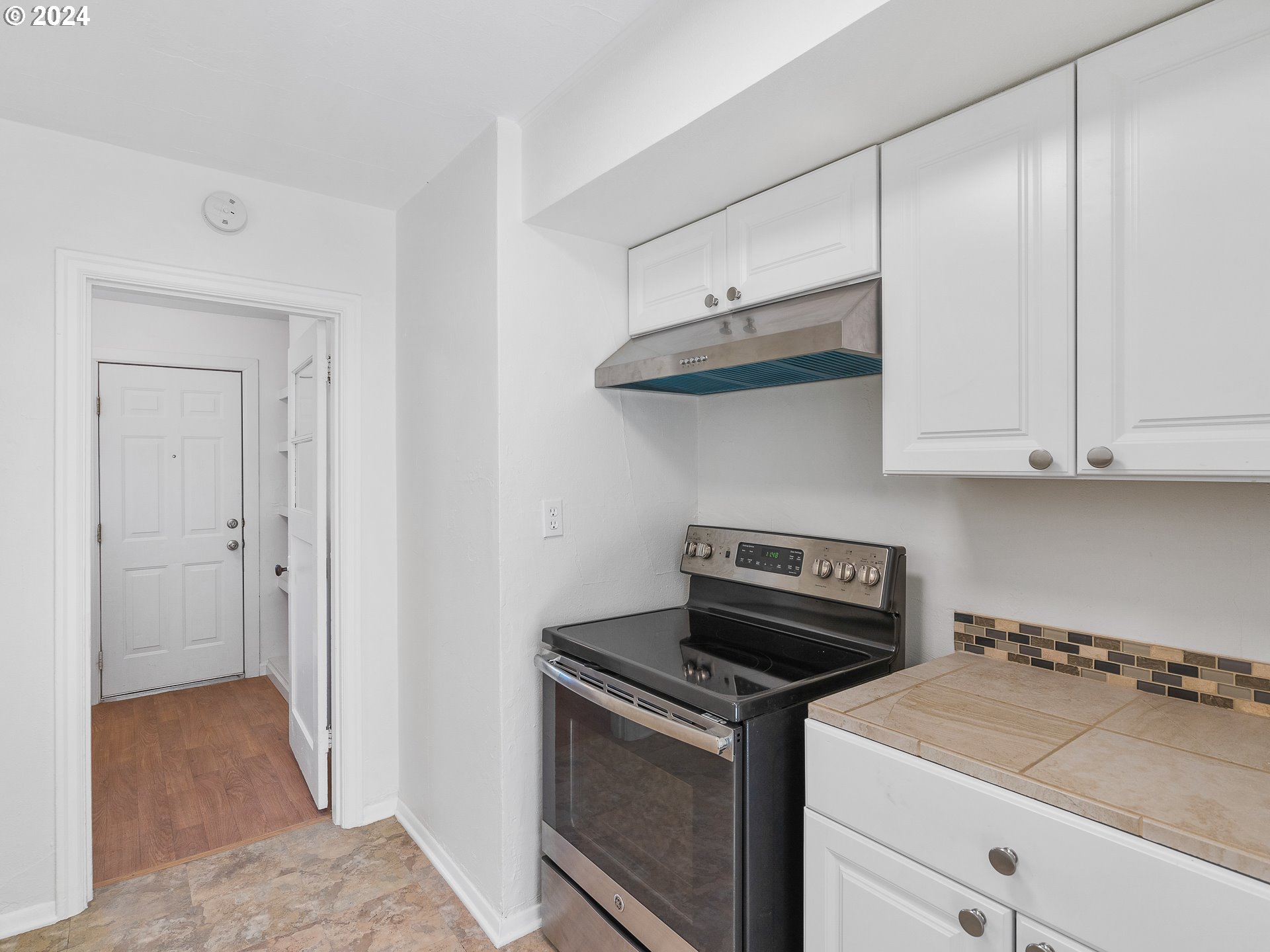 2311 Southwest 6th Avenue, Unit 6 Camas, WA 98607 - Photo 20 of 32 a kitchen with a stove and a cabinets