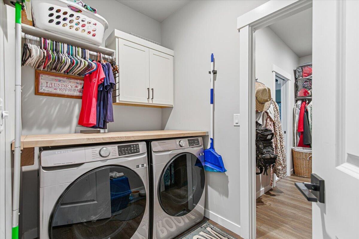 248 Christopher Way Talent, OR 97540 - Photo 17 of 33 a utility room with dryer and washer