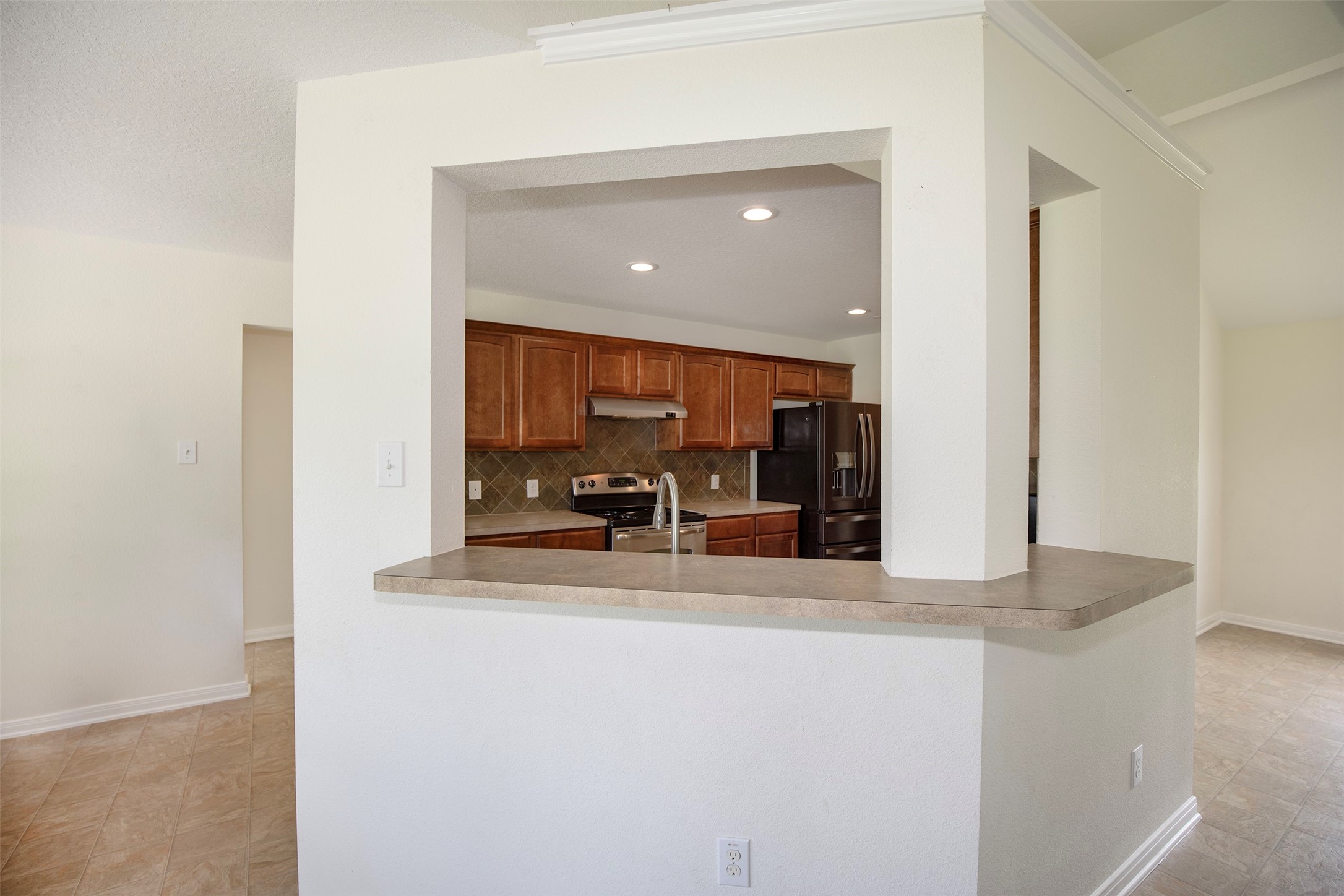 6105 Del Bello Boulevard Manvel, TX 77578 - Photo 18 of 37 a view of living room with furniture and mirror