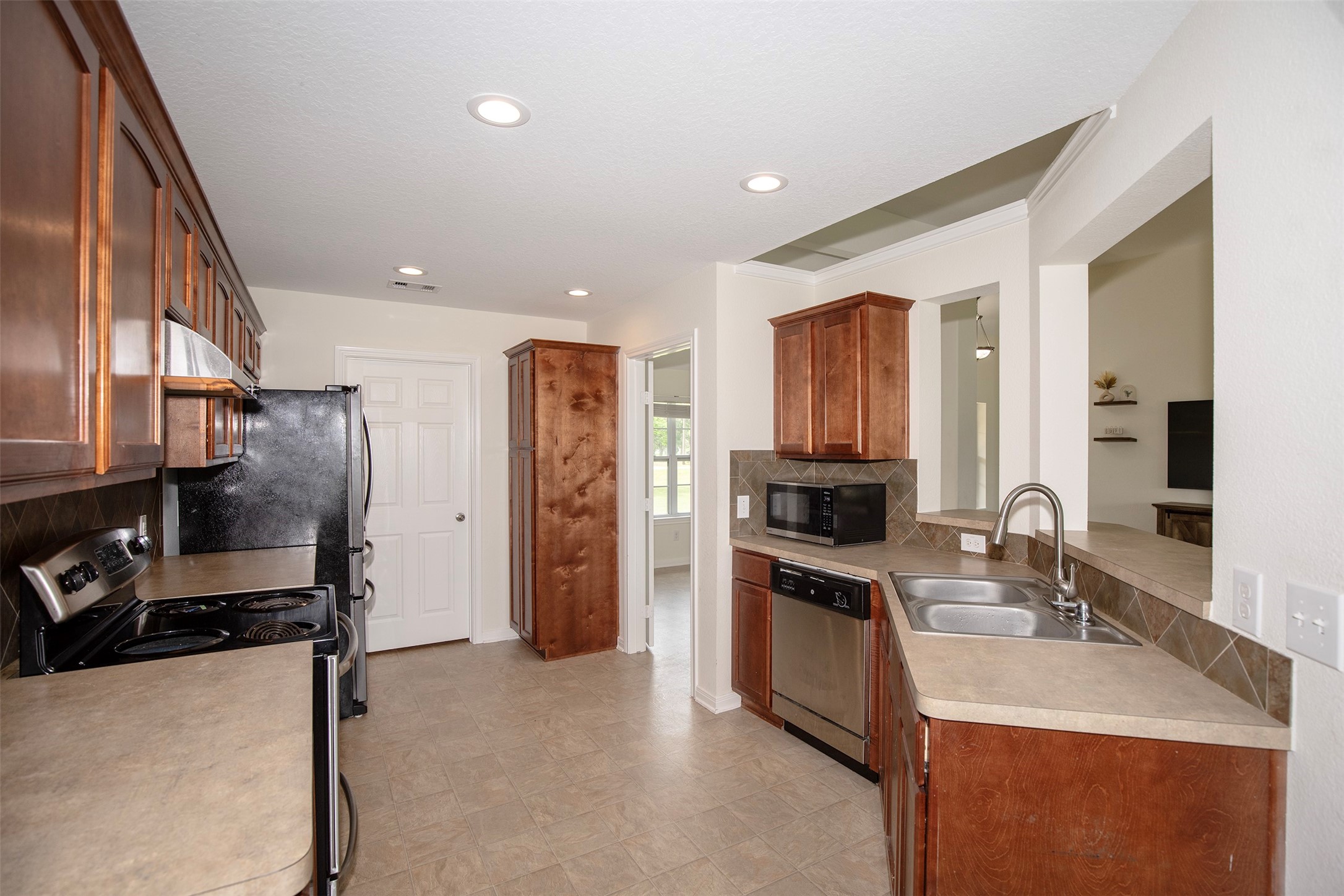 6105 Del Bello Boulevard Manvel, TX 77578 - Photo 19 of 37 a kitchen with stainless steel appliances granite countertop a refrigerator stove and sink