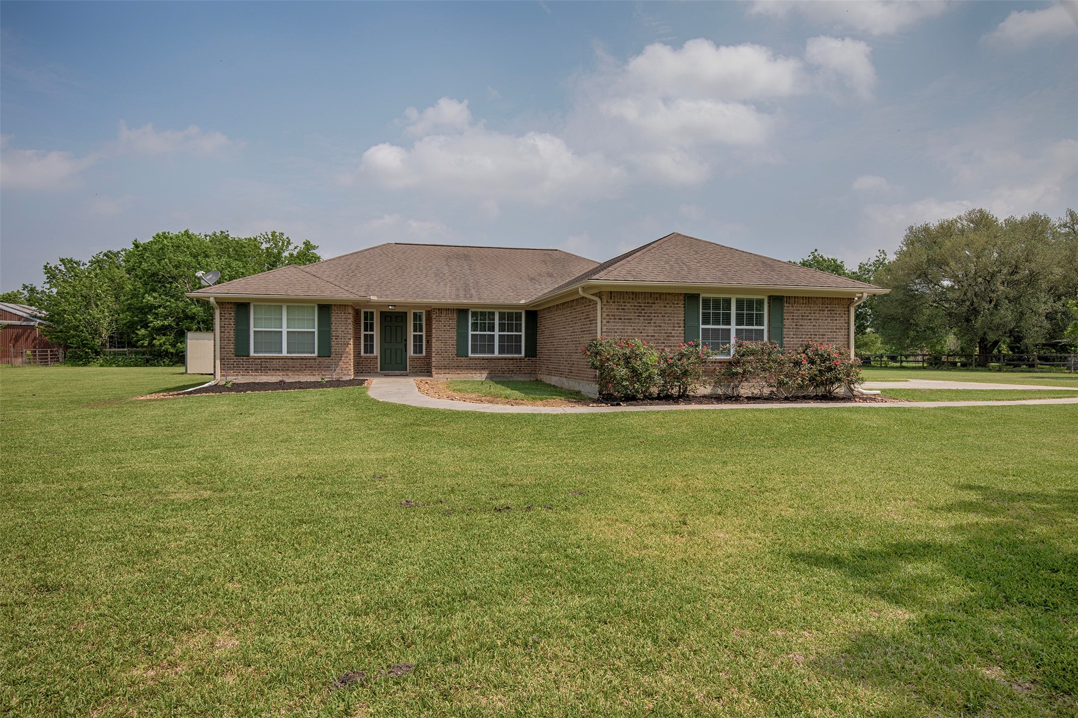6105 Del Bello Boulevard Manvel, TX 77578 - Photo 37 of 37 a front view of a house with garden