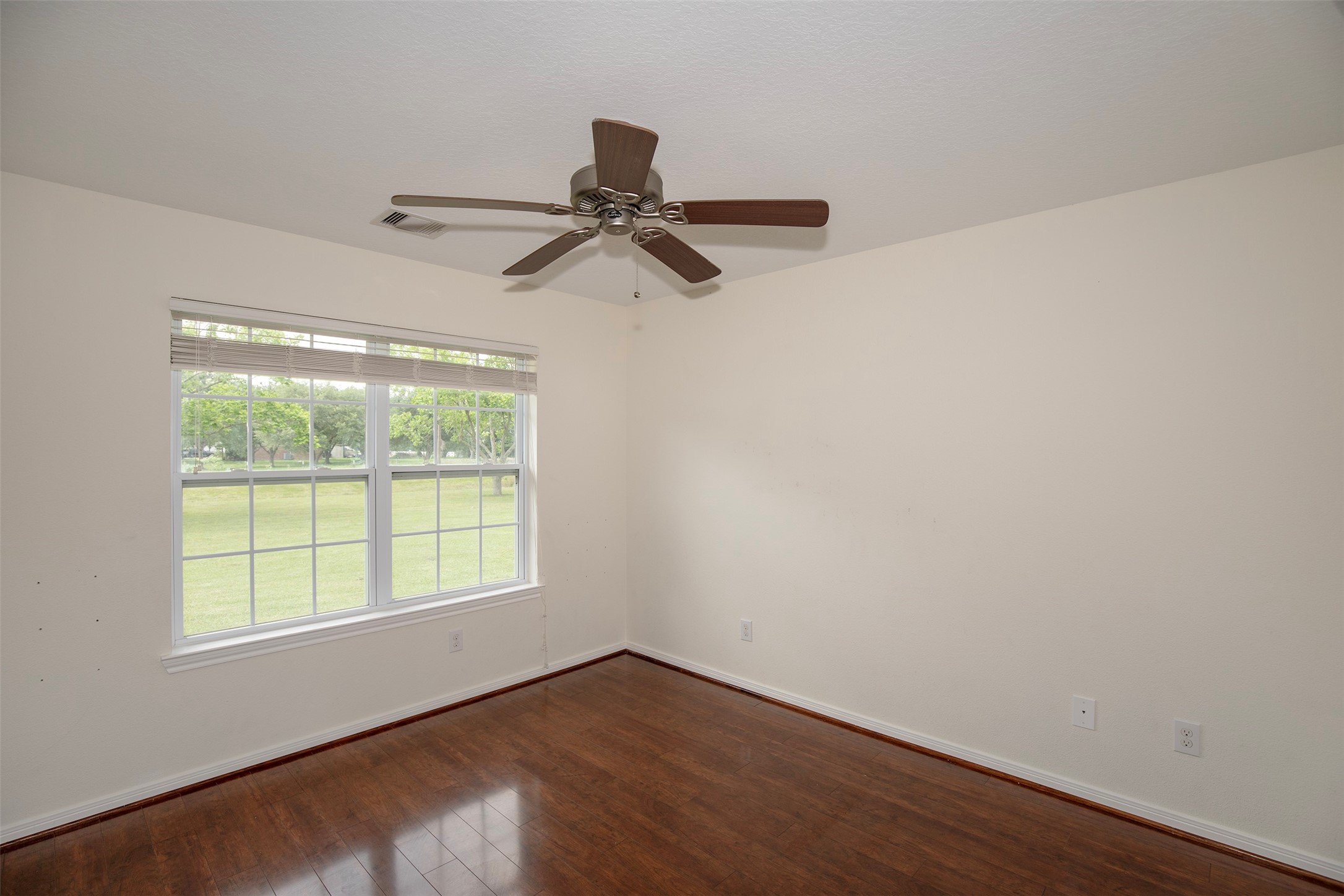 6105 Del Bello Boulevard Manvel, TX 77578 - Photo 8 of 37 an empty room with a window