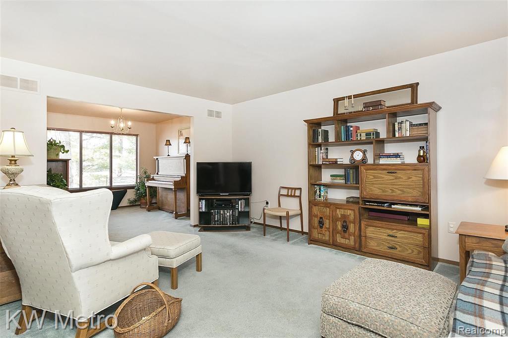 828 Ten Point Drive Rochester Hills, MI 48309 - Photo 4 of 56