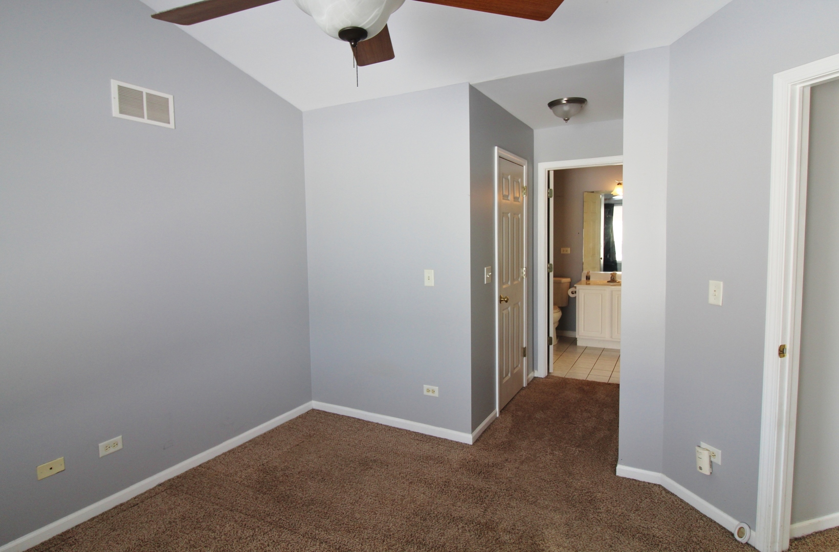 651 Chestnut Ridge Minooka, IL 60447 - Photo 20 of 33 an empty room that has a hallway