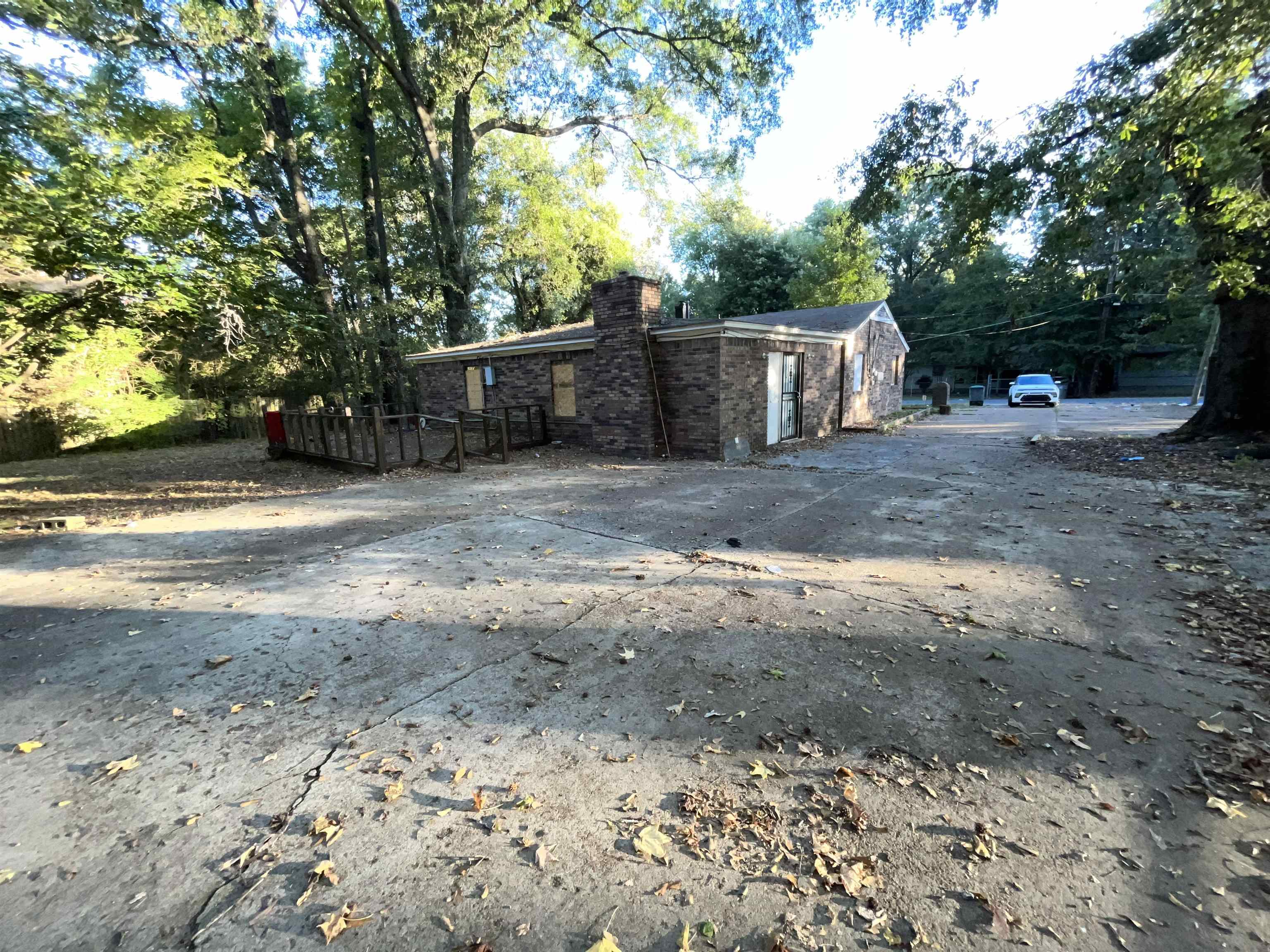 691 Delta Road Memphis, TN 38109 - Photo 21 of 25 a view of a outdoor space with street and trees