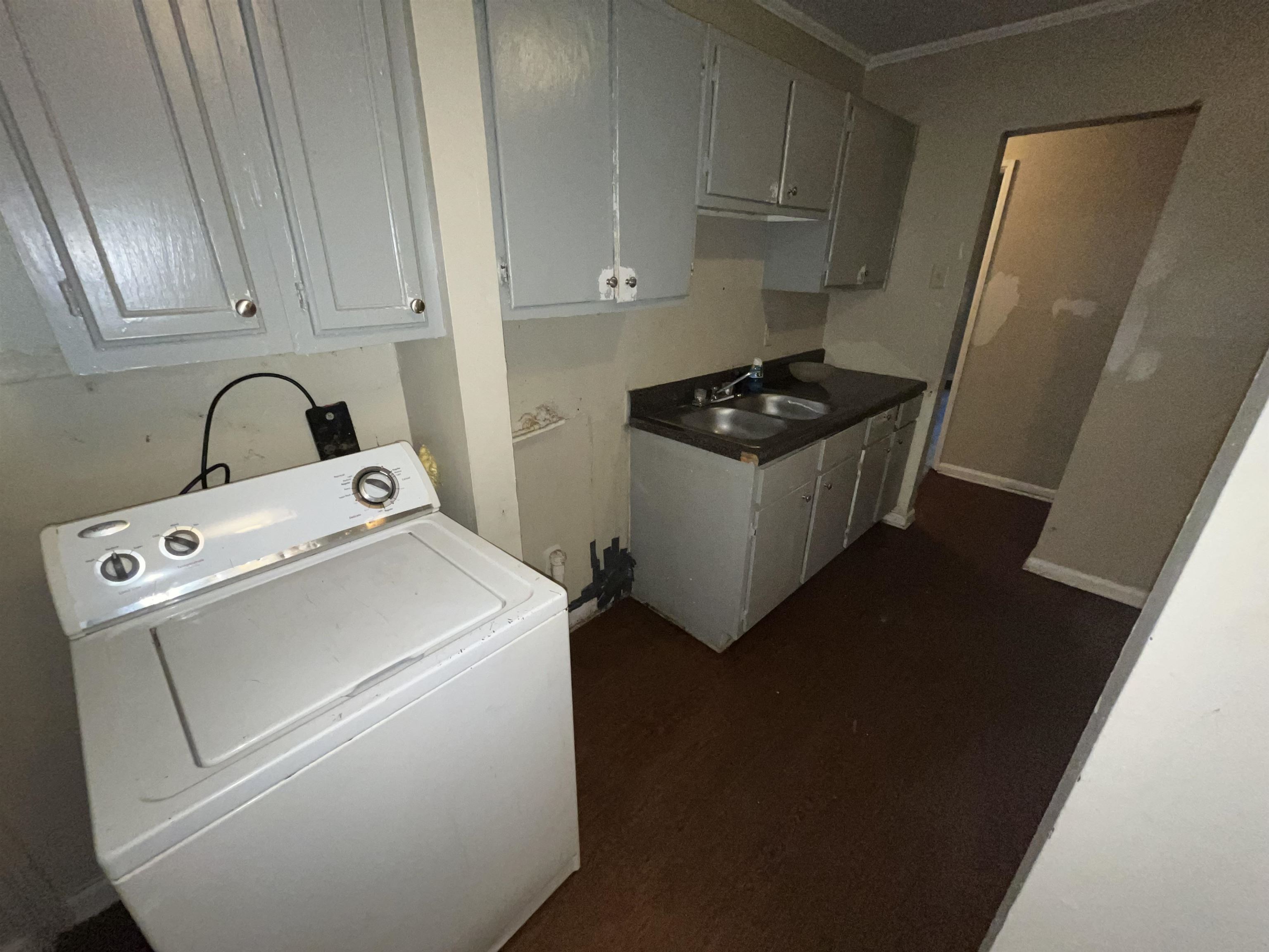 691 Delta Road Memphis, TN 38109 - Photo 8 of 25 a utility room with dryer and washer