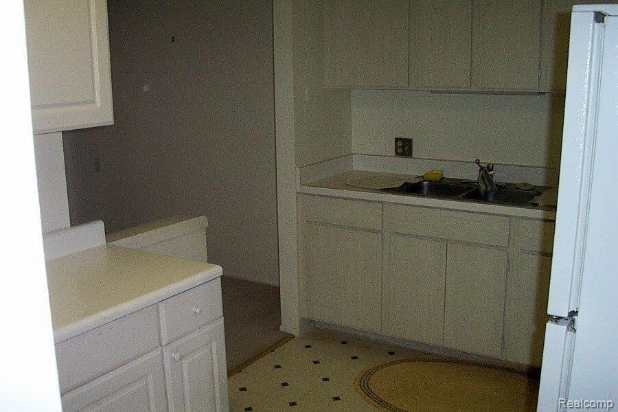 29280 Hoover Road Warren, MI 48093 - Photo 3 of 5 kitchen