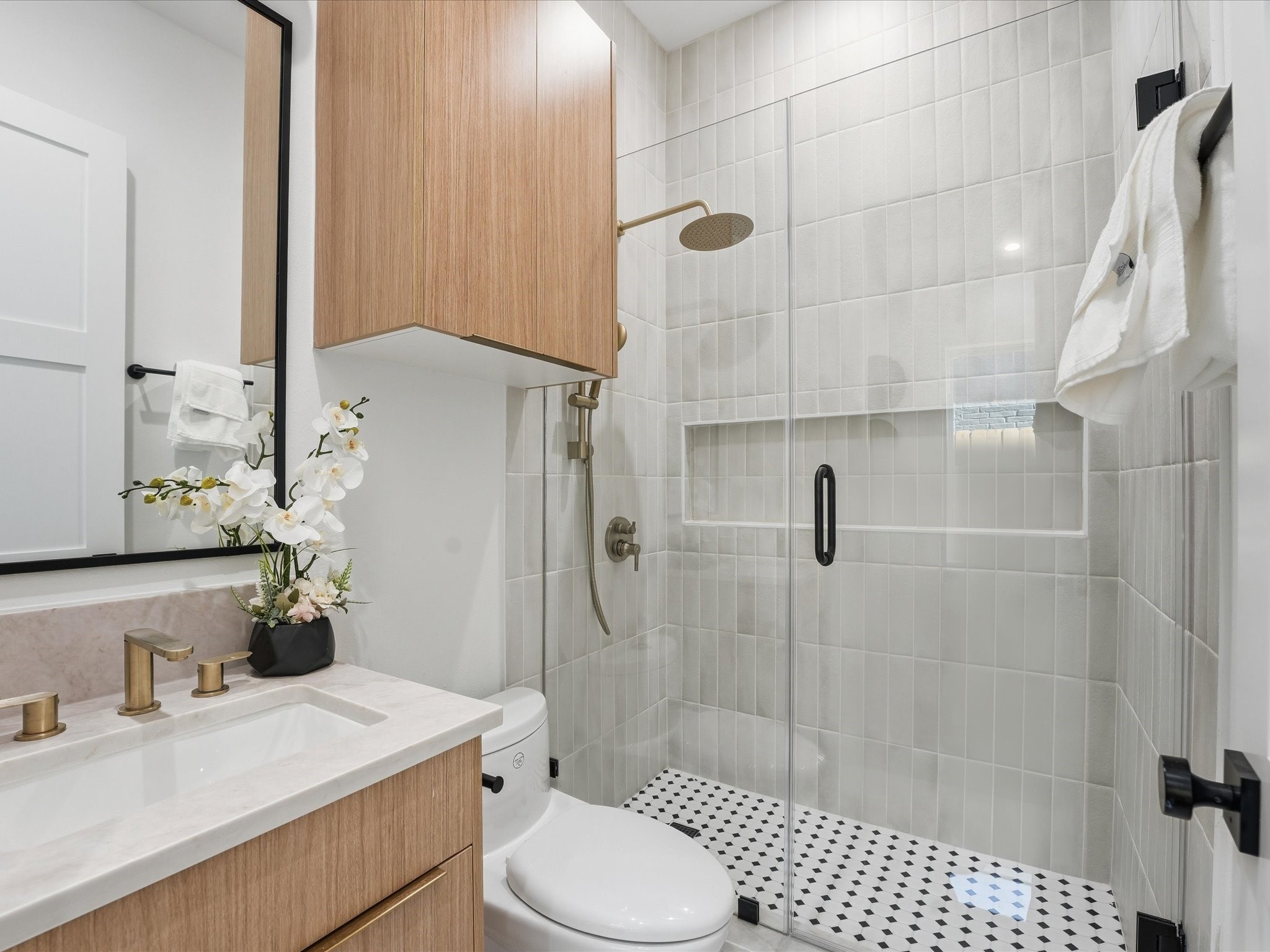 1517 McKee Street Houston, TX 77009 - Photo 6 of 34 First Floor Full Bathroom