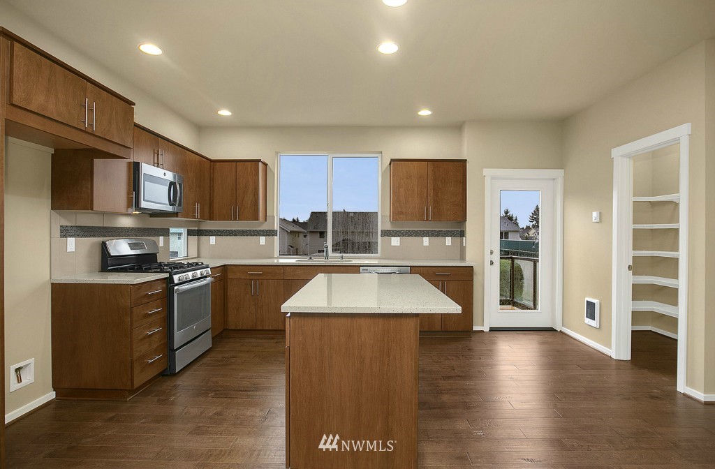 348 Chelan Place Northeast Renton, WA 98059 - Photo 5 of 20 Gallery Image 5