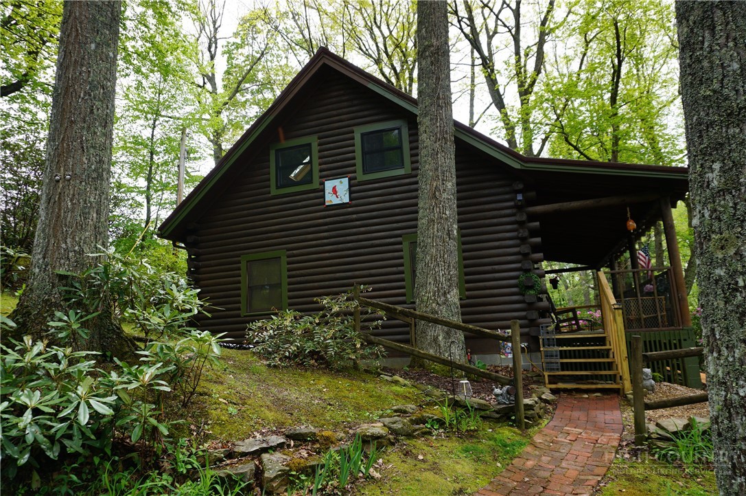 557 White Pine Road Newland, NC 28657 - Photo 25 of 41 a backyard of a house with lots of green space