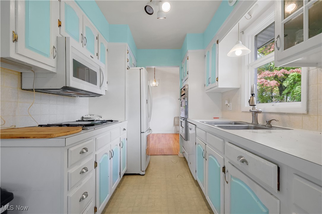 3081 Bancroft Road Akron, OH 44333 - Photo 12 of 48 Kitchen