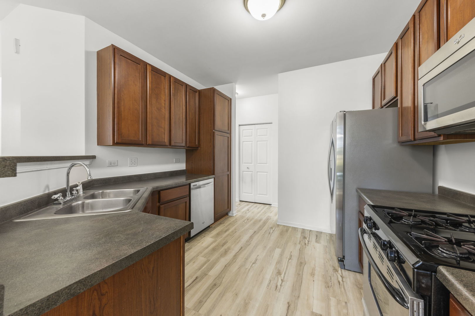 274 South Oak Creek Lane Romeoville, IL 60446 - Photo 7 of 19 a kitchen with stainless steel appliances granite countertop a sink stove and refrigerator