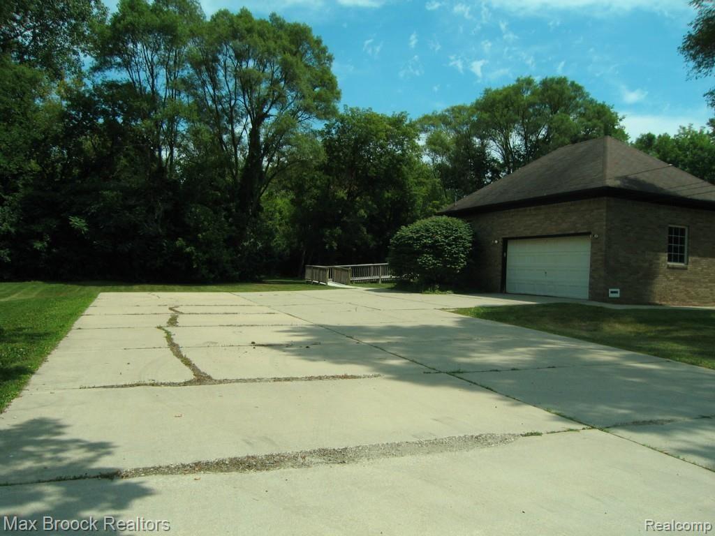 3131 Midvale Drive Rochester, MI 48309 - Photo 17 of 21 EXTRA WIDE DRIVEWAY