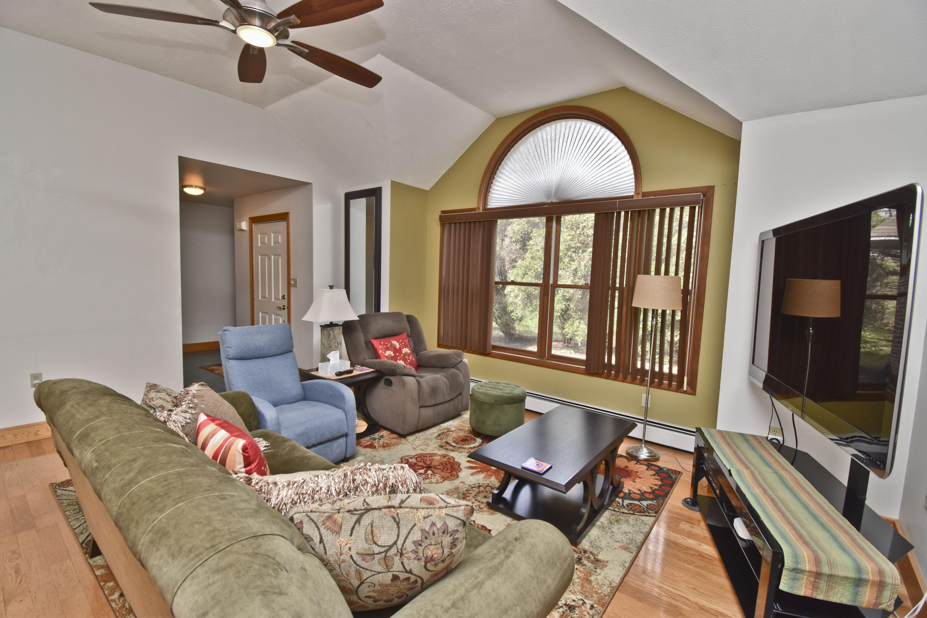 2 Living Room (2)