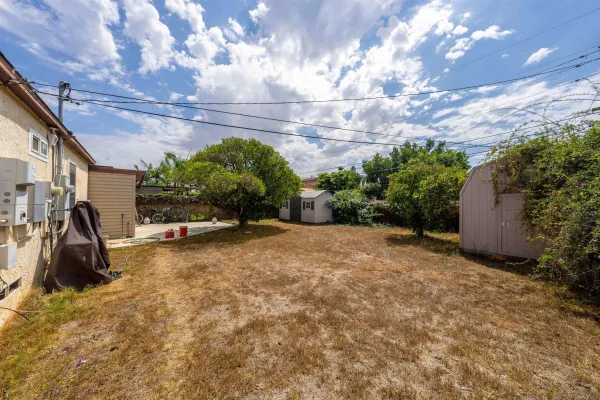 a view of a backyard