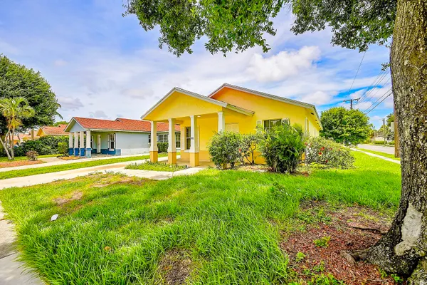 $3,300 | 901 10th Street, West Palm Beach, FL 33401