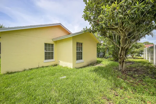 $3,300 | 901 10th Street, West Palm Beach, FL 33401