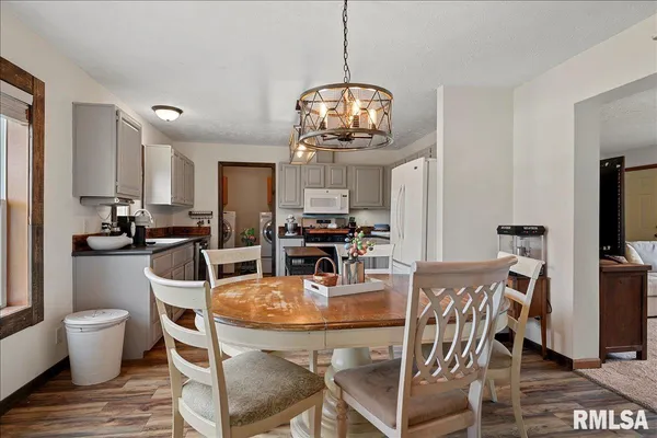 $220,000 | 301 Buttercup Drive, Athens, IL 62613