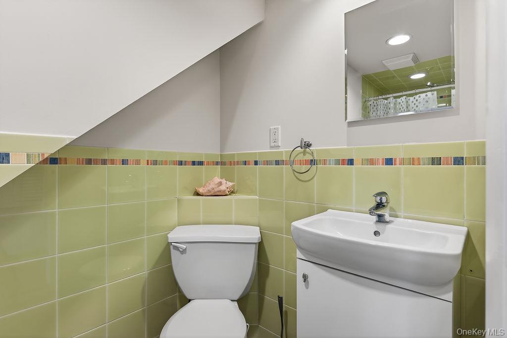 6 Winterberry Road Fishkill, NY 12524 - Photo 25 of 43 Upper-level bath