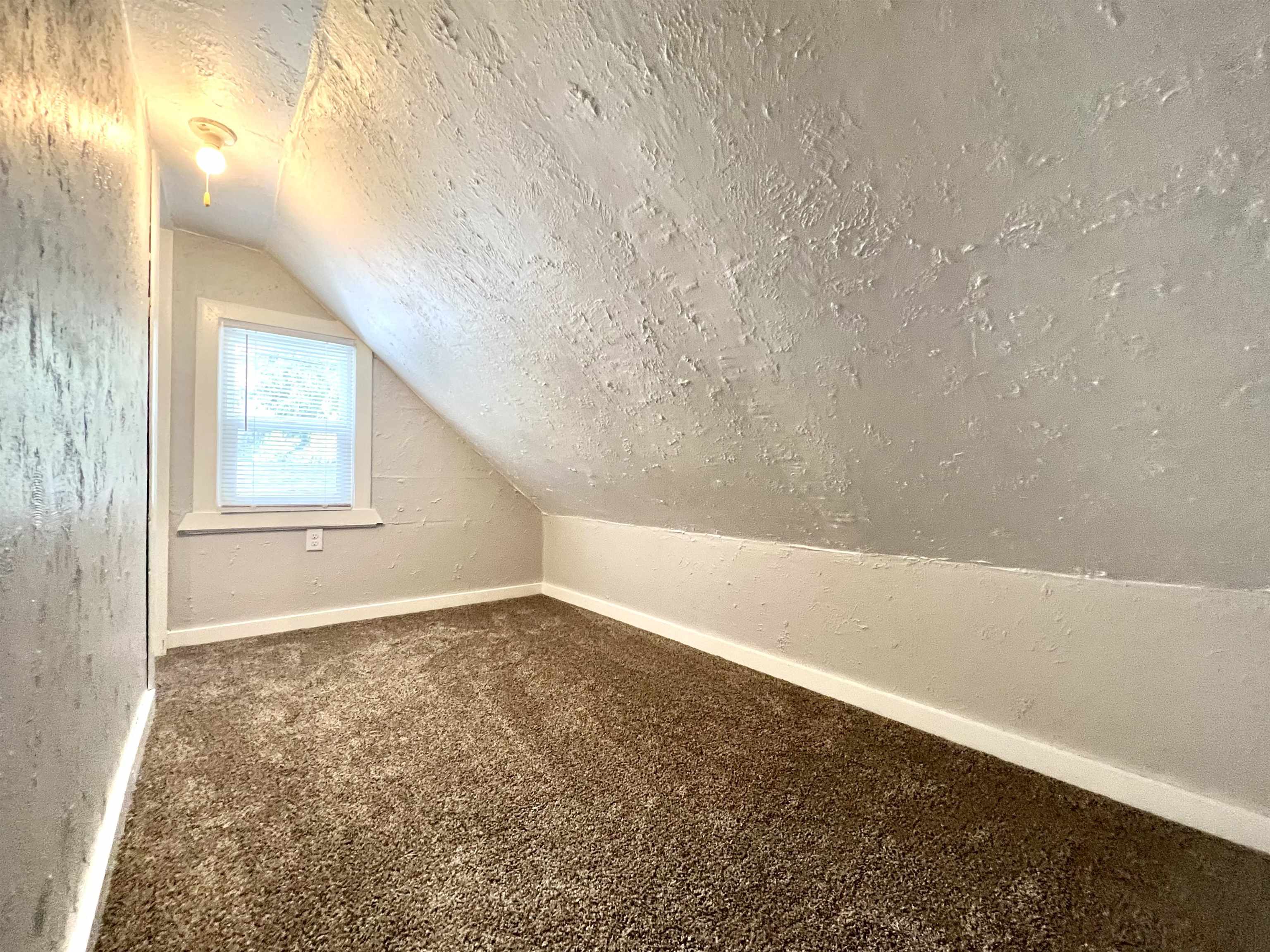 602 Barnum Road Rockford, IL 61109 - Photo 15 of 16 an empty room with windows