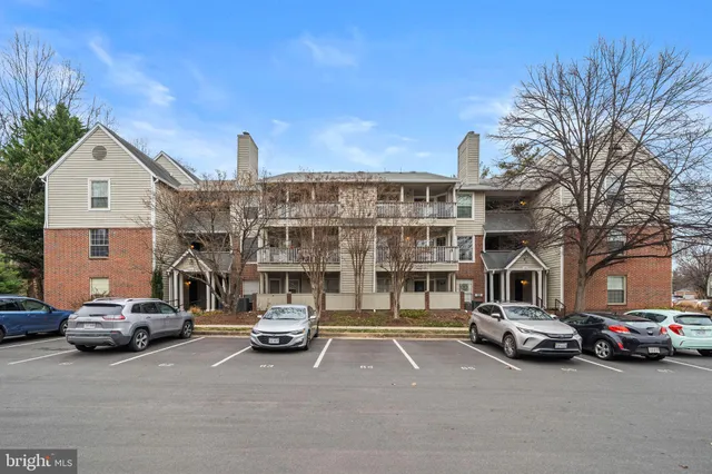 $290,900 | 3916 Penderview Drive, Unit 425, Fairfax, VA 22033