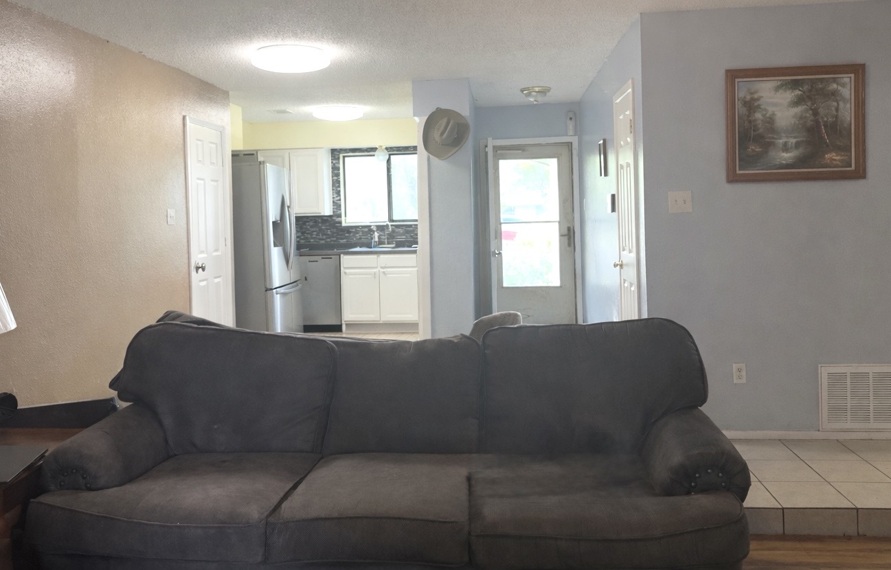 1704 Walnut Street Georgetown, TX 78626 - Photo 6 of 10 Cleaned by AI