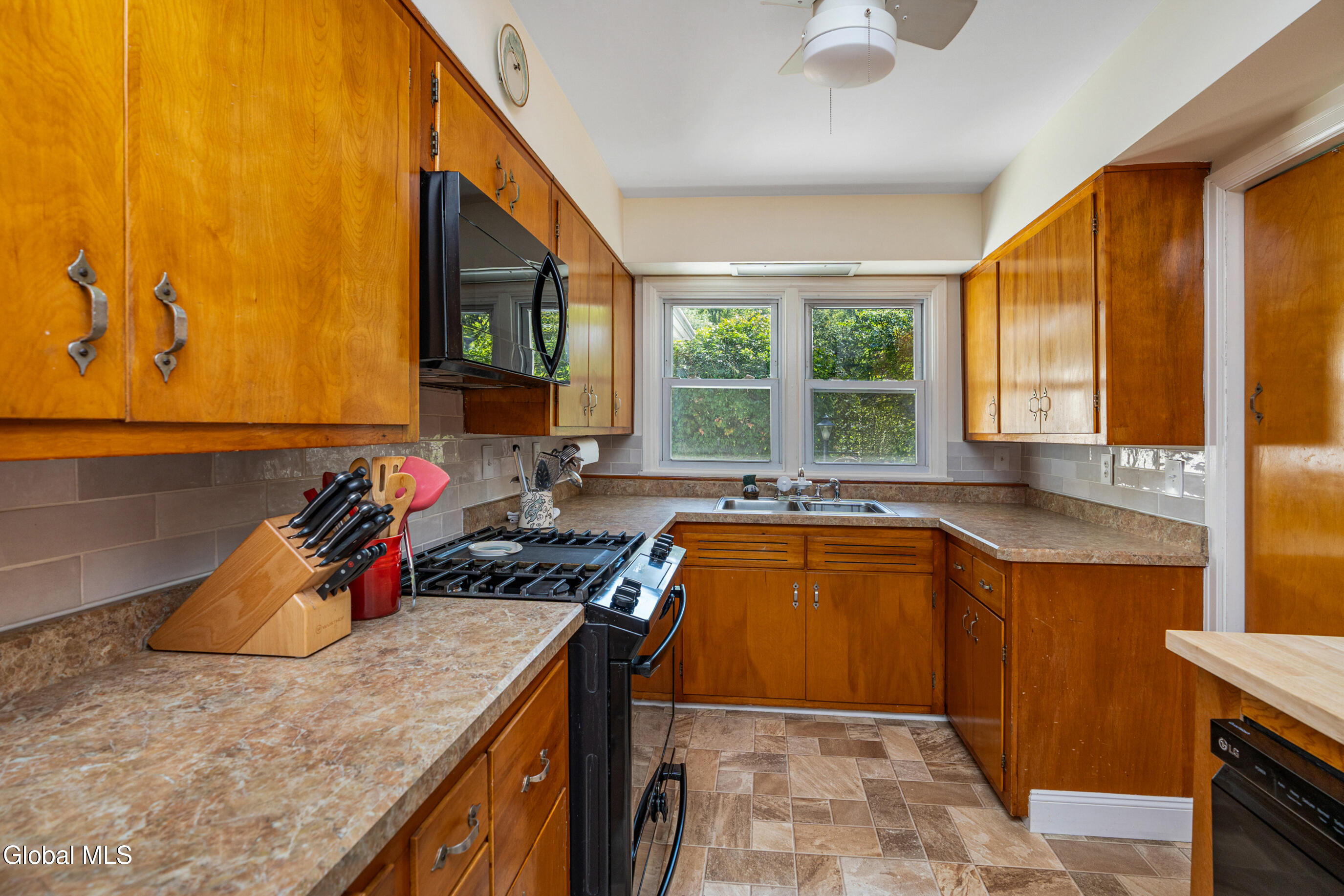 47 Old Ox Road Bethlehem, NY 12054 - Photo 13 of 36 019-47-Old-Ox-Rd